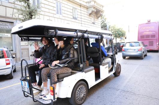 Persone su un veicolo elettrico in città.